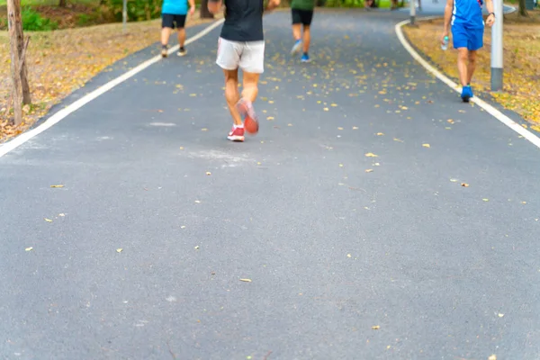 Abstrakcyjne Niewyraźne Osoby Biegające Publicznym Zielonym Parku Drzew Ćwiczenia Outdoor — Zdjęcie stockowe