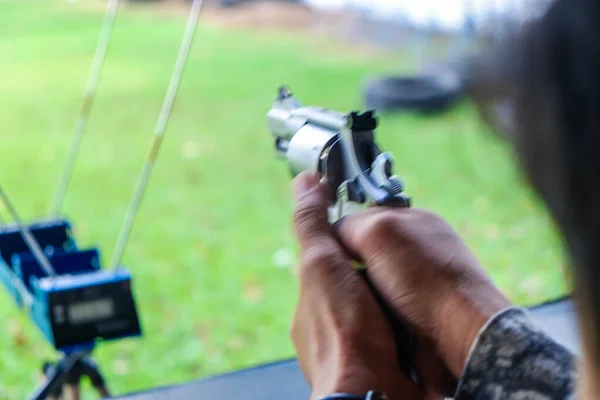 Man Hand Brand Revolver Pistol Med Hastighet Test Skytte Center — Stockfoto