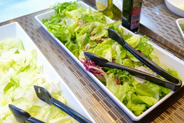 Verdure Colorate Con Salsa Sul Piatto Nel Bancone Dell Insalata — Foto Stock