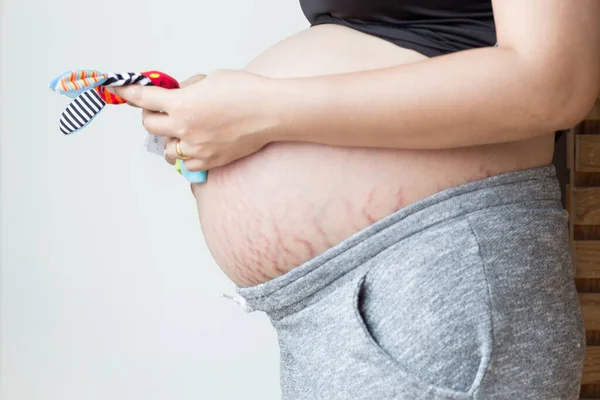 Las Mujeres Embarazadas Sostienen Colorido Juguete Muñeca Toque Vientre Mamá — Foto de Stock
