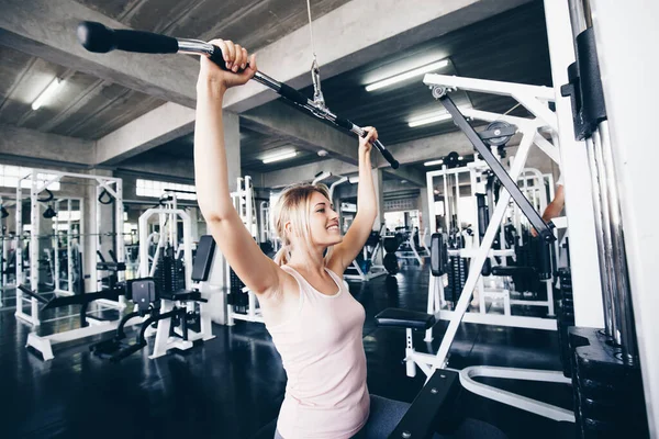 Sport Žena Cvičení Sílu Pulldown Fitness Tělocvičně Zdravý Životní Styl — Stock fotografie