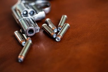 .357 magnum gizli savunma küçük silah ceket kutsal nokta kurşun kahverengi deri üzerinde