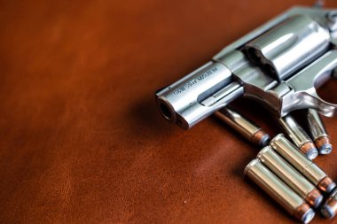 .357 magnum gizli savunma küçük silah ceket kutsal nokta kurşun kahverengi deri üzerinde