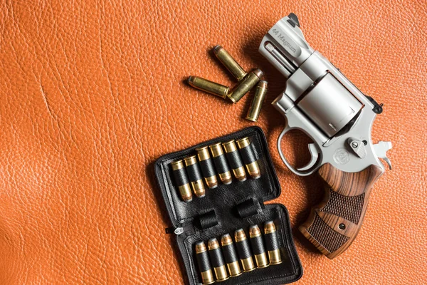 Pistola Revólver Mano Magnum Con Bala Concepto Defensa Personal Cuero — Foto de Stock