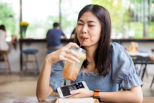Όμορφη Επιχειρηματίας Πίνει Παγωμένο Καφέ Κάθεται Στην Καφετέρια Ευτυχισμένη Γυναίκα — Φωτογραφία Αρχείου