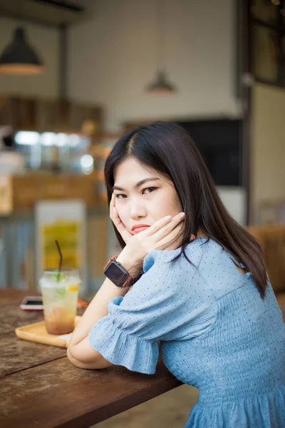 Feliz Asiática Mujer Con Hielo Refresco Sentado Cafetería Uso Teléfono —  Fotos de Stock