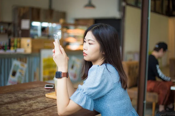 Счастливая Азиатка Льдом Безалкогольный Напиток Сидя Кафе Использовать Смартфон — стоковое фото