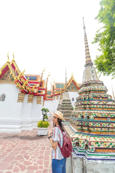 Hermosa Mochila Viajero Mujer Caminar Viajar Buddhist Templo Turismo Bangkok — Foto de Stock