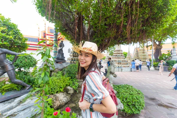 Mooie Rugzak Reiziger Vrouw Wandelen Reizen Boeddhistische Tempel Sightseeing Bangkok — Stockfoto