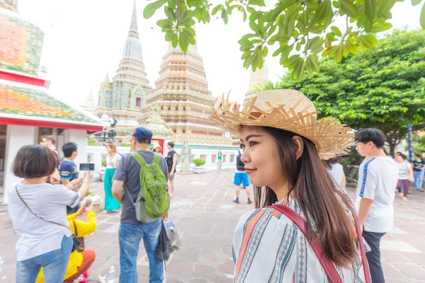 Beautiful Backpack Traveller Woman Walking Travel Buddhist Temple Sightseeing Bangkok — Stock Photo, Image