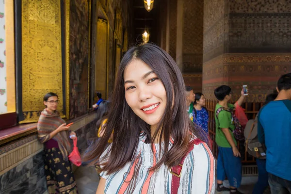 Krásný Batoh Cestovatel Žena Chůze Cestování Buddhistické Chrámu Památky Bangkok — Stock fotografie