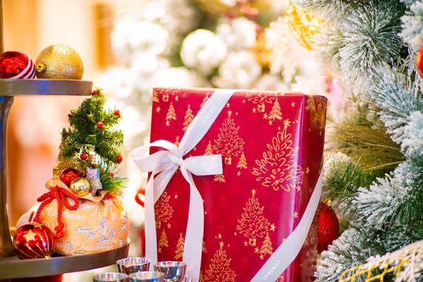 Cadeau Arbre Noël Avec Ornement Boule Noël Sur Branche Pin — Photo