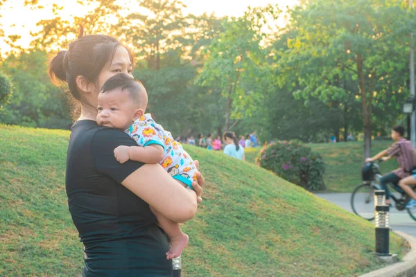 Asya Sporcu Anne Parkın Gün Batımında Çocuk Istirahatgahında Açık Hava — Stok fotoğraf