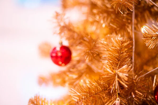 松の木の枝にクリスマスボールの飾りとクリスマスツリーギフトメリーXクリスマス — ストック写真
