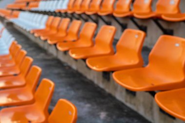 Açık hava spor arka planında turuncu beyaz stadyum sandalyeleri