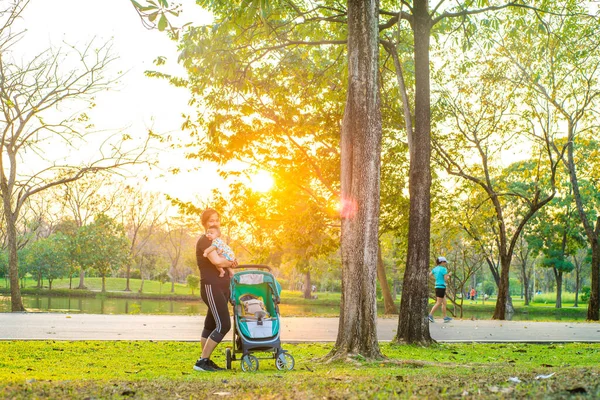 Asiatique Sport Maman Tenant Enfant Loisirs Dans Parc Coucher Soleil — Photo