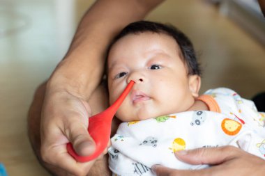 Baba, 1 yaşındaki bir çocuktan el emme sümüğü. Yeni doğan sağlık hizmetleri konsepti.