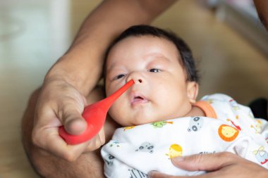Baba, 1 yaşındaki bir çocuktan el emme sümüğü. Yeni doğan sağlık hizmetleri konsepti.