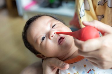 Baba, 1 yaşındaki bir çocuktan el emme sümüğü. Yeni doğan sağlık hizmetleri konsepti.