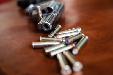 .357 magnum gizli tabanca şahsi savunması deri arka planda