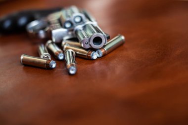 .357 magnum gizli tabanca şahsi savunması deri arka planda