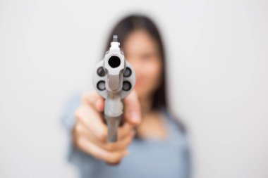 Güzel bir kadın, elinde tabanca, 44 kalibrelik tabanca, beyaz elbiseli koruma kadın.