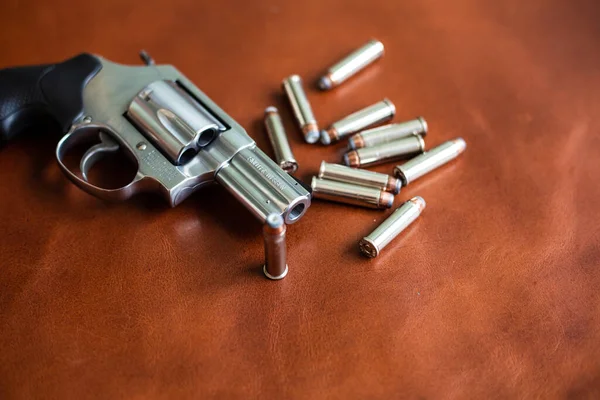 357 Magnum Revolvergewehr Persönliche Verteidigung Auf Lederhintergrund — Stockfoto