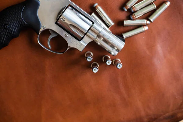 357 Magnum Revólver Oculto Defensa Personal Sobre Fondo Cuero — Foto de Stock