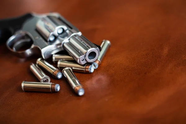 357 Magnum Pistolet Revolver Caché Défense Personnelle Sur Fond Cuir — Photo
