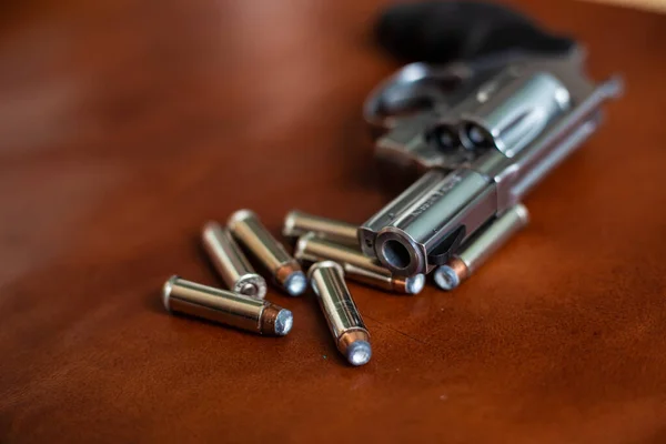357 Magnum Revolvergewehr Persönliche Verteidigung Auf Lederhintergrund — Stockfoto