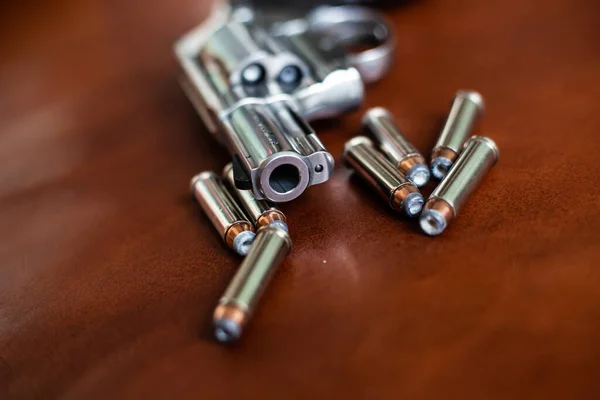 357 Magnum Κρυφό Περίστροφο Όπλο Προσωπική Άμυνα Δερμάτινο Φόντο — Φωτογραφία Αρχείου