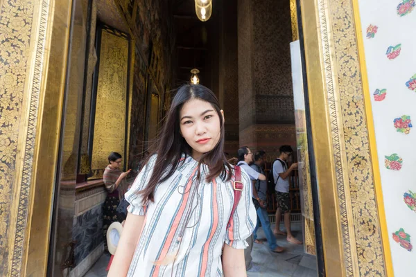 Hermosa Mujer Asiática Viajar Atractivo Dorado Reclinable Buddha Estatua Templo — Foto de Stock