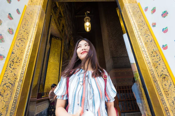 泰国曼谷美丽的亚洲女人坐在迷人的金碧辉煌的佛像庙里旅行 — 图库照片