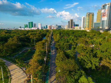 Hava manzaralı şehir parkı mavi gökyüzü akşam üstü Chatuchak parkı Bangkok Tayland