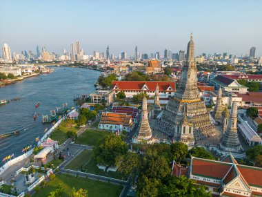 Şafak vakti hava manzaralı tapınak Wat Arun gün batımı ışık turu Bangkok Tayland 'da seyahat
