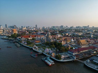 Şafak vakti hava manzaralı tapınak Wat Arun gün batımı ışık turu Bangkok Tayland 'da seyahat