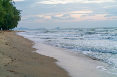 Huzurlu deniz baech beyaz kum sabah doğumu doğa manzarası