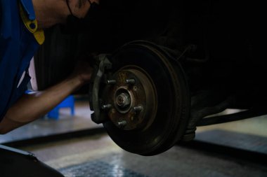 Tekerlekçi dükkanında tamirat ve tamirat.