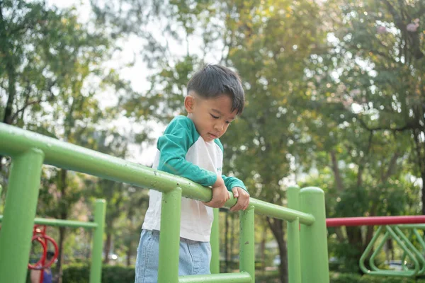 Glad Asiatisk Pojke Klättring Utomhus Lekplats Offentlig Park Utomhus Aktivitet — Stockfoto