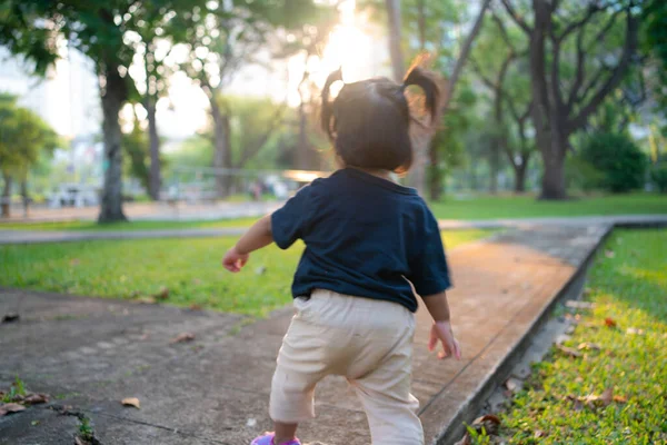 Очаровательная Маленькая Азиатская Девочка Гуляет Зеленой Траве Общественном Парке Рассвете — стоковое фото
