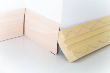 Yeni ev iç binasında Kat Cornice UPVC kurulumu