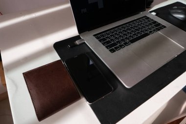 Özel dizüstü bilgisayarı en beyaz olanına, rahat oda iletişimi teknolojisine göre yeniden oluşturun.