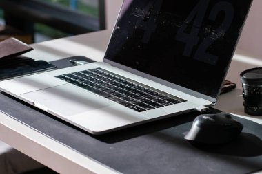 Özel dizüstü bilgisayarı en beyaz olanına, rahat oda iletişimi teknolojisine göre yeniden oluşturun.