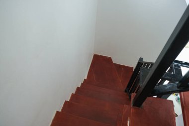 Ahşap ev kahverengi merdiven iç tasarım konforlu oda