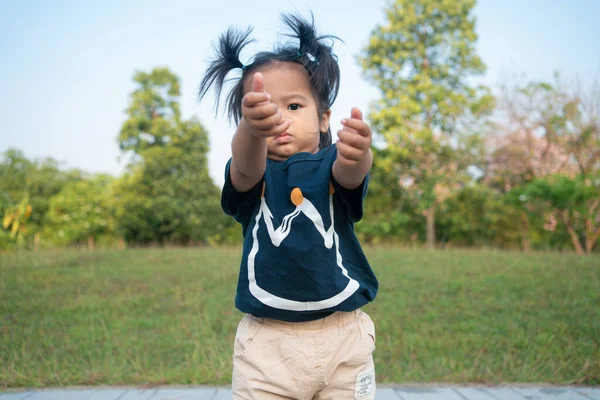 Roztomilý Malý Asijské Dívka Walking Zelený Tráva Veřejné Park Ranní — Stock fotografie