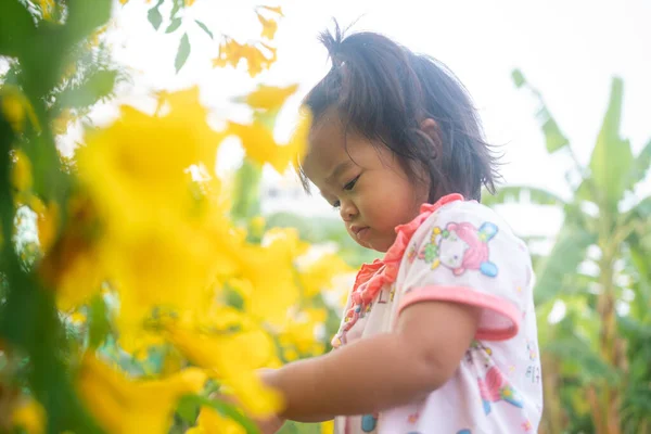 Hermosa Asiático Niño Chica Jugando Con Yelow Flor Aire Libre — Foto de Stock