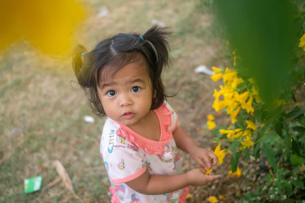 Девочка Играла Желтым Цветочком Парке — стоковое фото