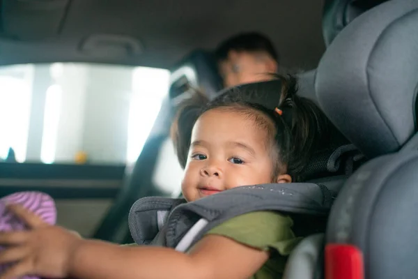Αξιολάτρευτο Μικρό Κοριτσάκι Κάθεται Στο Κάθισμα Του Αυτοκινήτου Για Διακοπές — Φωτογραφία Αρχείου
