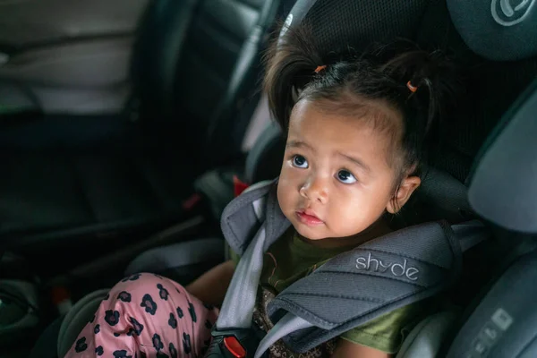 Αξιολάτρευτο Μικρό Κοριτσάκι Κάθεται Στο Κάθισμα Του Αυτοκινήτου Για Διακοπές — Φωτογραφία Αρχείου
