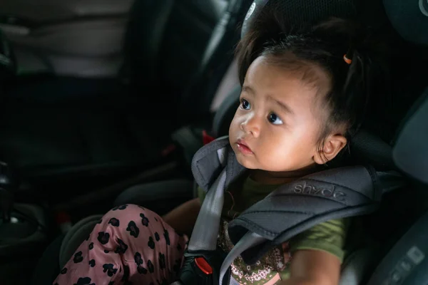Adorabile Bambino Bambina Seduta Seggiolino Auto Viaggio Vacanza Trasporto Sicuro — Foto Stock